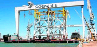 Imagen de la subestación y la plataforma del proyecto ‘Wikinger’, embarcado en Puerto Real antes de ser enviado a su destino. Iberdrola encarga a Navantia otro proyecto de energía eólica marina